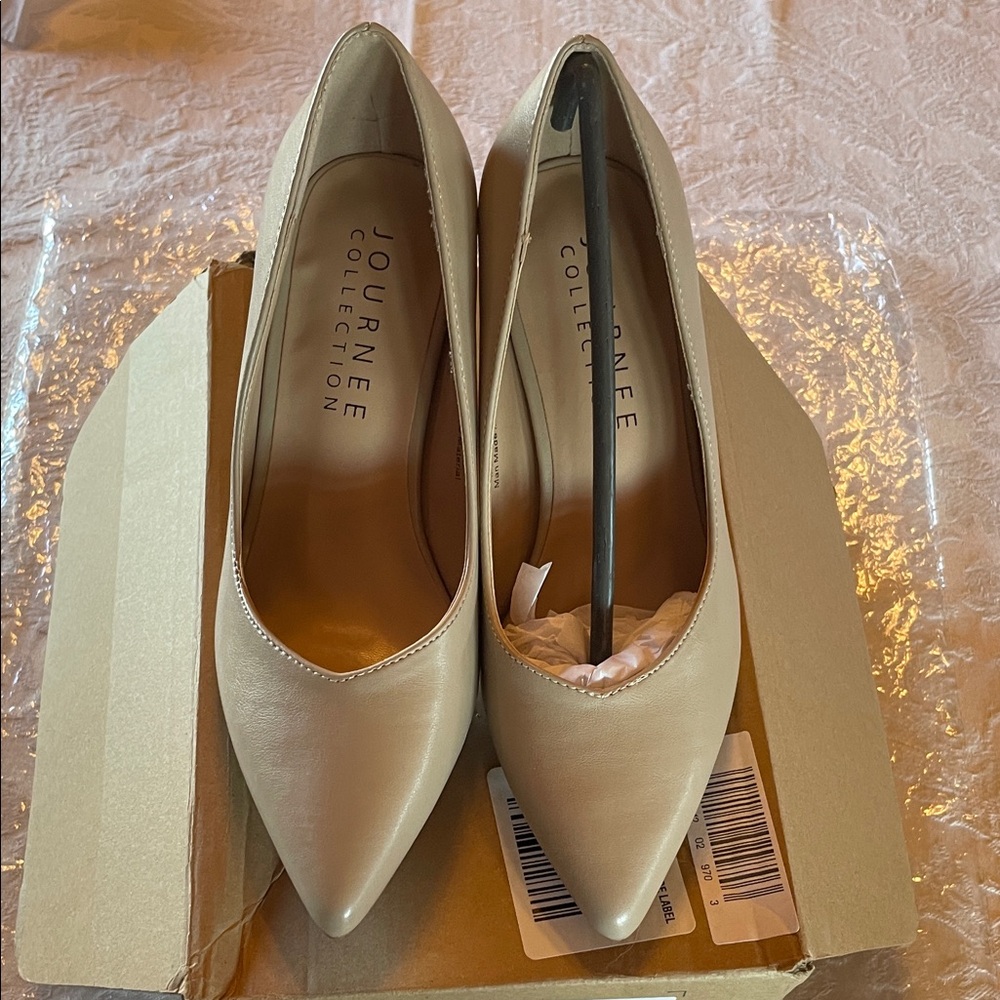 Journee Collection Beige Pointed Toe Pumps NWOT in box